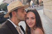 Bratr Hanychové vzal přítelkyni na luxusní rande. Knír ho změnil k nepoznání