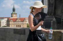 Závratě, nevolnost i poruchy vědomí. Palčivé vedro zaplnilo pražské nemocnice