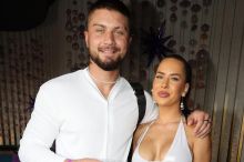 Leopardí peklo: Marek Datel Valášek si s rodinou užívá dovolenou, oblékli se jako Flintstoneovi