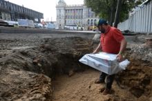 Na Václavském náměstí byla pod budoucí dlažbu uložena časová schránka