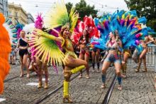 Centrem Brna prošel průvod s brazilským rytmem, byla v něm i hvězda samby z Ria