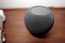 HomePod mini mi zachránil televizi. Jako náhrada za dvakrát dražší soundbar funguje překvapivě dobře