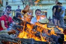 V centru Brna se rozhořel táborák, šlo o součást festivalu Marathon hudby