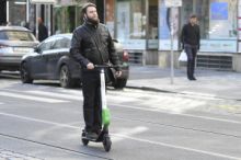 Paříž zakázala jízdu na elektrokoloběžkách bez helmy a reflexních prvků