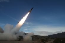 Pentagon požádal firmy o urychlení výroby zbraní