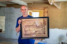 Chalupu zdědil jako ruinu. Pak zjistil, že její trámy pamatují rok 1620