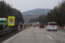 D1 na 30. kilometru směrem na Prahu uzavřela nehoda několika aut. Zasahuje vrtulník