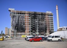 Demolice vyhořelé výškové budovy ve Zlíně pokračovala bouráním strojovny výtahu