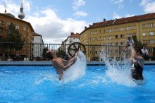 V Německu vyhradili hodiny v bazénu jen pro černé. Experiment okamžitě spustil spory