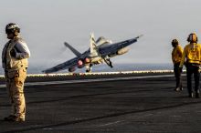 Posádka USS Abraham Lincoln je přes 200 dní na moři, admirál pochválil její odolnost