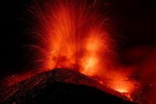 Divoká Etna stále zlobí. Nové erupce omezují i lety z Prahy na Sicílii