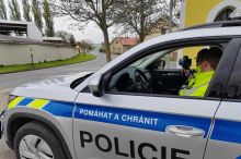 Ubodal partnerku na stezce u Vltavy. Policie obvinila staršího muže z vraždy