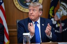 Trump ukázal mapu, na níž si přivlastnil Hormuz. Další zemi pohrozil bombardováním