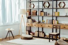 Trend „bookshelf wealth“ vrací knihy do interiérů. Proč je už nechceme schovávat