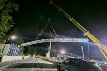 Náročná noční operace. Jeřáb ve Špindlerově Mlýnu usadil konstrukci nového mostu