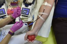 Podle nemocnic lidé vyslyšeli apel na darování krve, dál je ale potřeba
