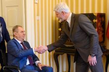 „Ústava to nezakazuje.“ Zemana láká vyzvat Pavla v boji o Hrad, experti nastínili jeho šance