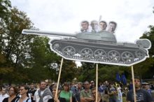Několik set lidí dorazilo na pietní shromáždění před ruskou ambasádu