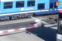 Jednoho vlak smetl, druhý muž těsně unikl. Policie zveřejnila šokující záběry