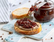 Cibulová marmeláda se hodí do burgerů, na pečivo i k sýru. Uvařte si cibuládu do zásoby!