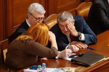 Vláda chce překopat platové tabulky. Zaměstnavatelé i odbory to vítají