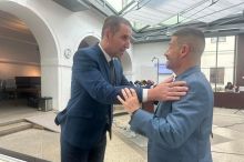 „Láskyplné“ popichování kvůli fotbalu mezi poslanci. Páťo, chceš tady Čínu, slyšel Nacher