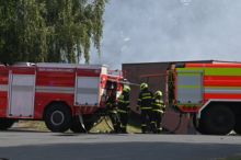 Při požáru v ubytovně v Šumperku se zranilo deset osob, pro jednu letěl vrtulník