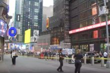 Po útoku na newyorském Times Square zemřela pobodaná žena i pachatelka