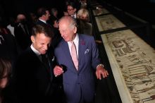 Tisíciletá tapiserie je dokladem pevných vztahů Francie a Británie, řekl Macron