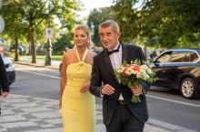 Monika Babišová vsadila na nepřehlédnutelnou žlutou. Komentující se neshodnou, zda trefila dress code