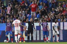 UEFA potrestala Crvenou zvezdu za oslavy válečného zločince Mladiče v Plzni