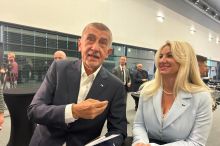 „Naše skvělá Petra.“ Výrazná blondýna ovládla start kampaně ANO, Babiš pomluvil jejího soupeře