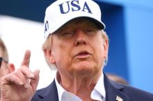 „Neútočte na ruskou naftu,“ vyzval Trump na golfu Zelenského