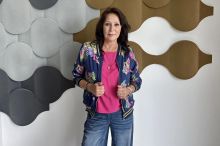 Heidi Janků se před kapelou klidně převléká. Před zpíváním si dává malé pivo