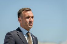 „Jestřábi a váleční štváči.“ Zpívající politik varuje Evropu před miliony uprchlíků