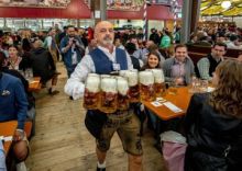 V Mnichově v sobotu začíná Oktoberfest, tuplák piva vyjde na více než 360 Kč