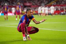Barcelona díky hattricku Raphinhy otočila zápas v Seville