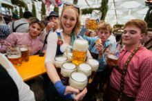 Pivní slavnosti Oktoberfest první den navštívilo 450.000 lidí