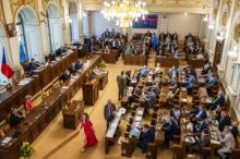 Poslanci navrhli nepromlčitelnost vraždy i úpravu dětského certifikátu