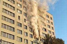 V Nuslích hořel panelový dům, hasiči evakuovali několik lidí a jeden člověk se zranil