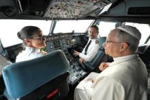 „Tady papež.“ Lev XIV. si z kokpitu zavolal s piloty stíhaček a požehnal jim