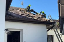 Požár domu na Kladně: Plameny zasáhly střechu, hasiči použili speciální hřeby