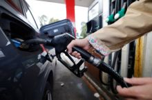 AFP: Průměrná cena nafty u čerpacích stanic v EU stoupla na rekordních 2,24 eura