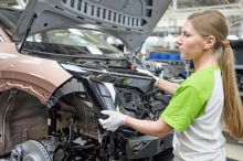Škoda omezuje výrobu elektromobilů. Chybějí jí díly z Ukrajiny, firma o tom ale mlčí