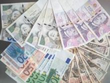 Koruna je k dolaru nejslabší od loňského června, k euru od letošního dubna