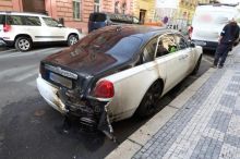 Rolls-Royce v plamenech. Muž luxusní vůz v Praze polil hořlavinou a utekl, hledá ho policie