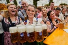 Provozovatelka atrakce na Oktoberfestu dává ženám šortky kvůli voyeurům