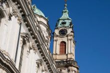Odtud shlížel hlásný a pak StB. Ve Svatomikulášské zvonici se otevírá nová expozice