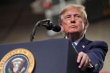 Trump připsal zdražování benzinu ukrajinským útokům na ruské rafinerie