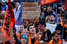 „Právo na bydlení si vybojujeme z ulic.“ Protesty ve Španělsku sílí, spustilo je vystěhování 87leté seniorky